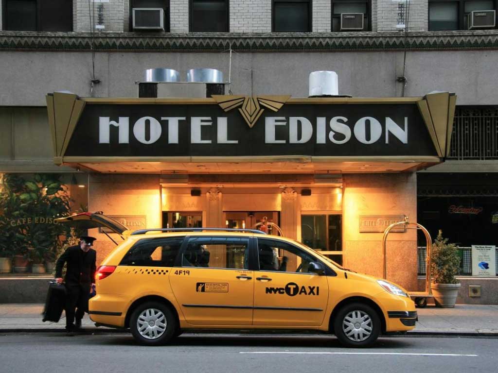 מלון אדיסון הנמצא בטיימס סקוור מציע חווית אירוח אורבנית בעיצוב הארט-דקו ונמצא במרחק 1.5 ק׳׳מ מבניין האמפייר סטייט.