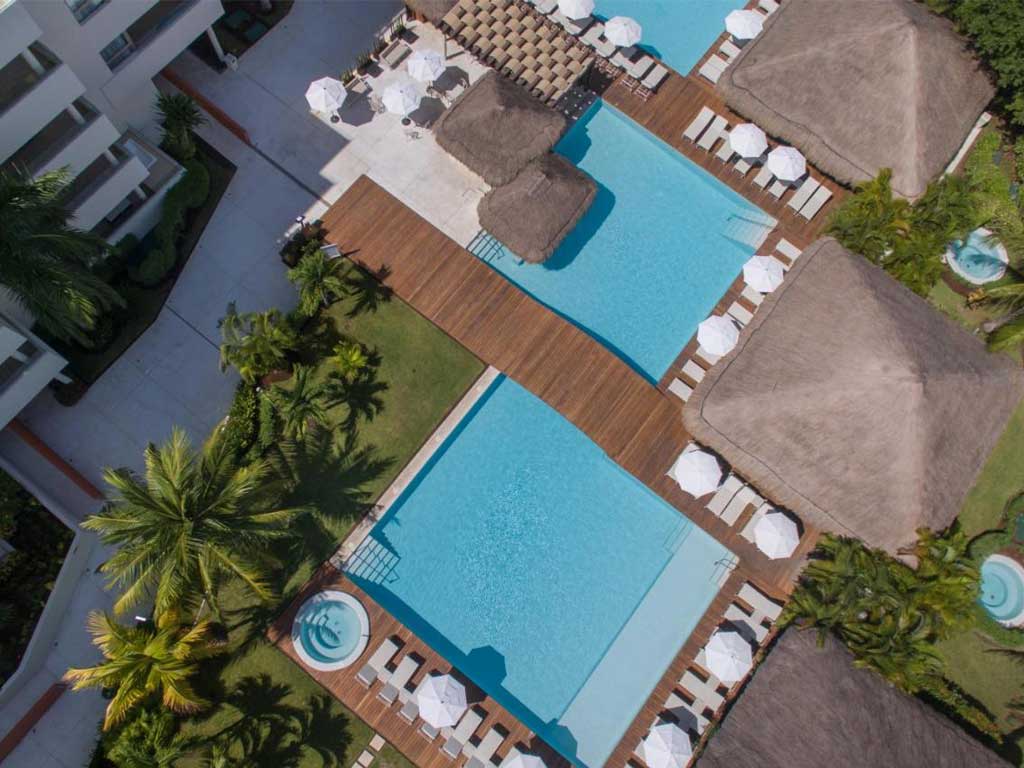 מלון פריויליג׳ אלוקסס הוא אחד המלונות הפופולארים ביותר באיסלה מוחרס וממוקם בחלק הצפוני והמרכזי ביותר של האי, מתאים למבוגרים בלבד.