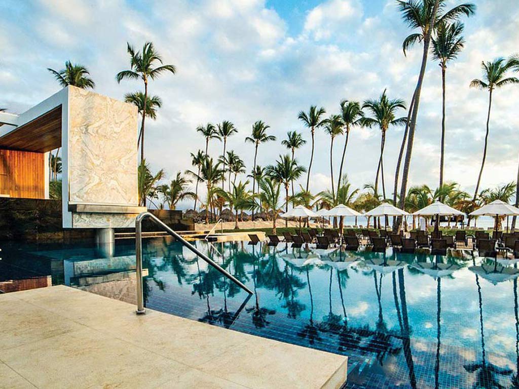 מלון סיקרטס רויאל ביץ׳ ממוקם סמוך לחוף בבארו המפורסם ומציע 641 סוויטות מעוצבות בסגנון הקריביים ביחד עם מגוון מתקנים ונופים מרהיבים, המלון הינו למבוגרים בלבד
