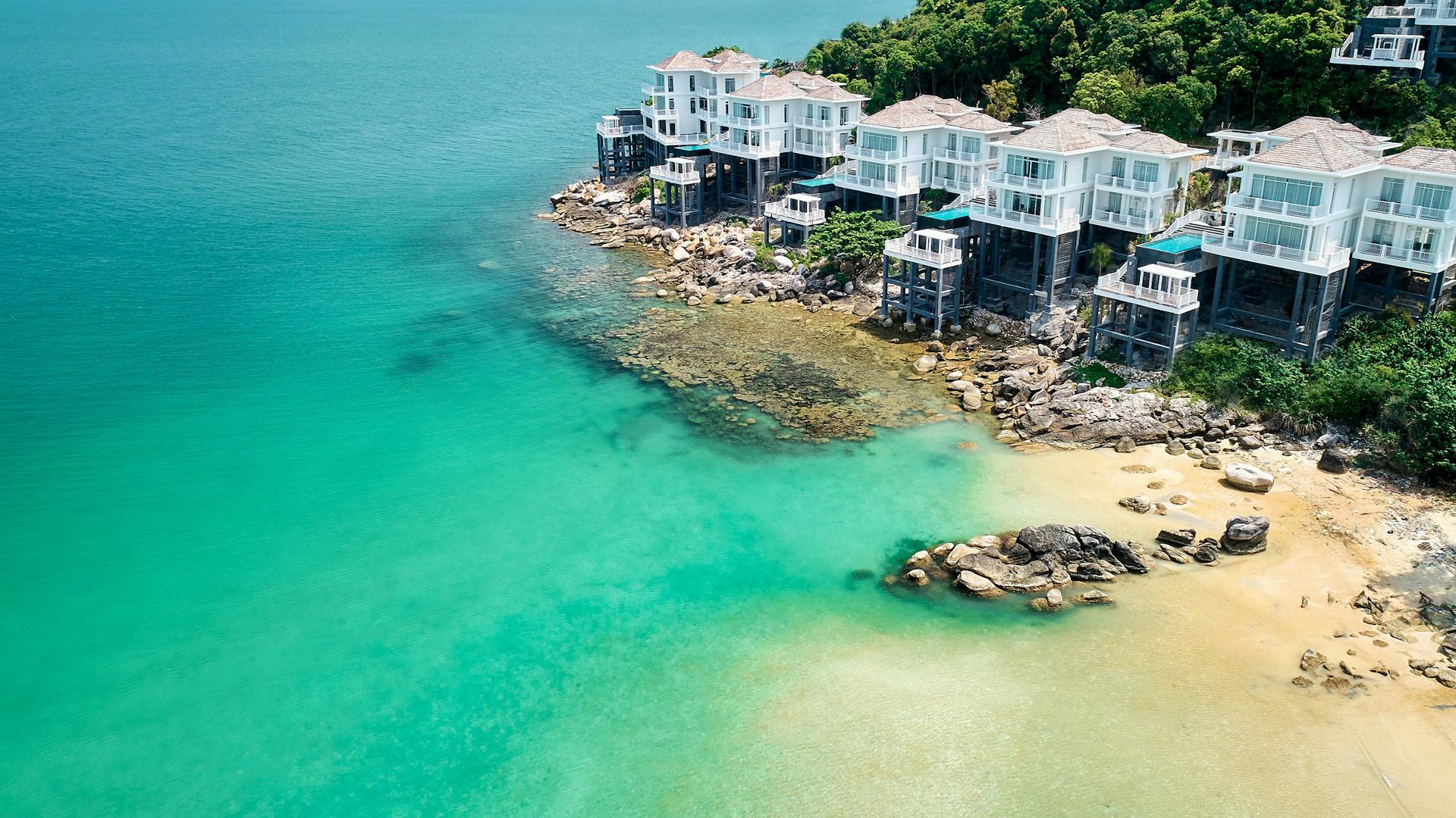 Turquoise Caribbean water and tropical coastline in Jamaica